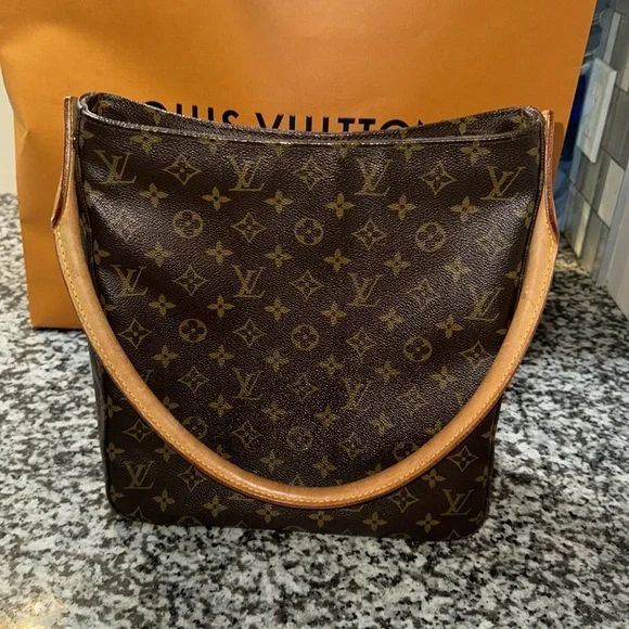 LOUIS VUITTON 
Monogram Looping MM - Picture 2 of 9